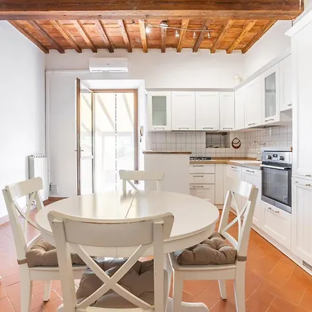 Guesthost - Cozy With Parking In * Lucca