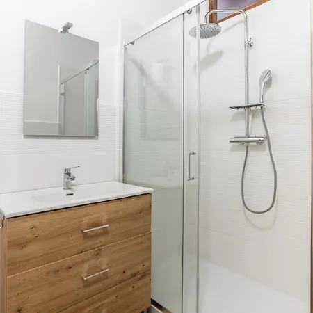 Guesthost - Cozy With Parking In Apartamento Lucca