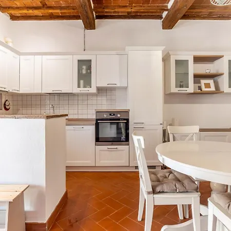 Apartmán Guesthost - Cozy With Parking In
