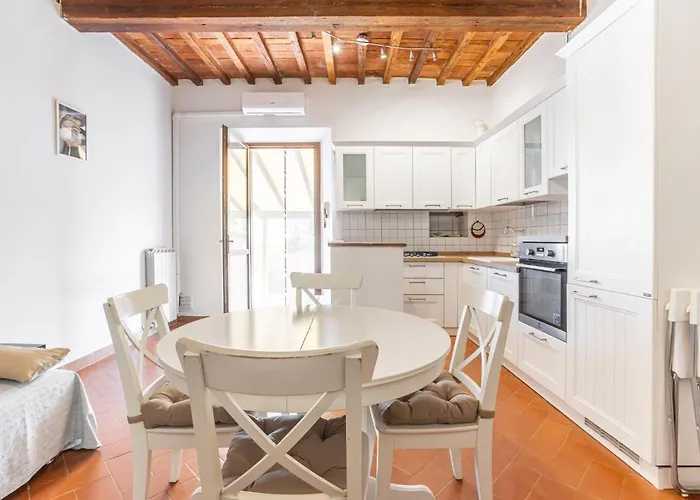 Guesthost - Cozy With Parking In * Lucca