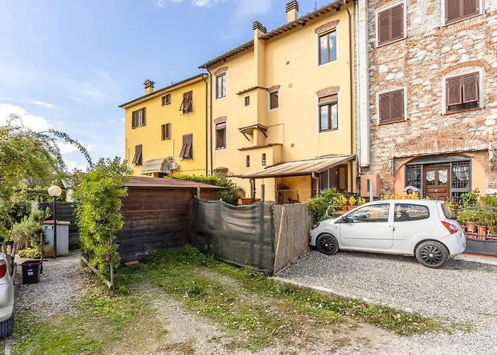 Guesthost - Cozy With Parking In Apartment Lucca